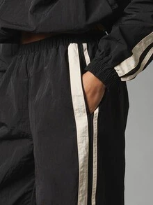 MISSGUIDED Celana Track Kaki Lebar dengan Detail Garis Samping Kontras, Pinggang Elastis, Saku Samping, Belahan Bawah Sepanjang Celana - Hitam dan Putih - View 4