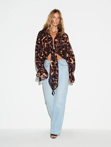KIZN Blus Crop Chiffon Motif Leopard dengan Ikatan Depan, Leher V Dalam, Lengan Lonceng, dan Manset Berkerut, Atasan Pesta Liburan Musim Panas - Coklat - View 3