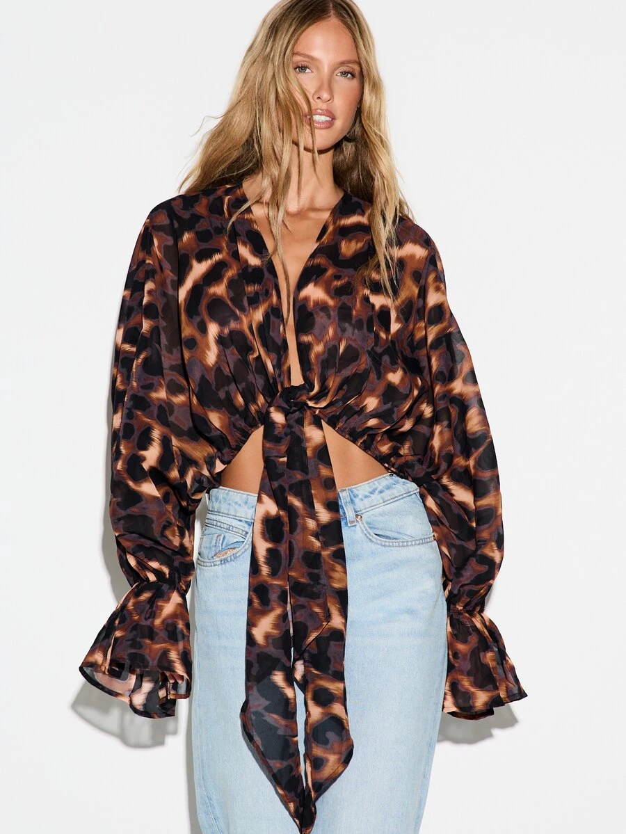 KIZN Blus Crop Chiffon Motif Leopard dengan Ikatan Depan, Leher V Dalam, Lengan Lonceng, dan Manset Berkerut, Atasan Pesta Liburan Musim Panas - Coklat - View 1