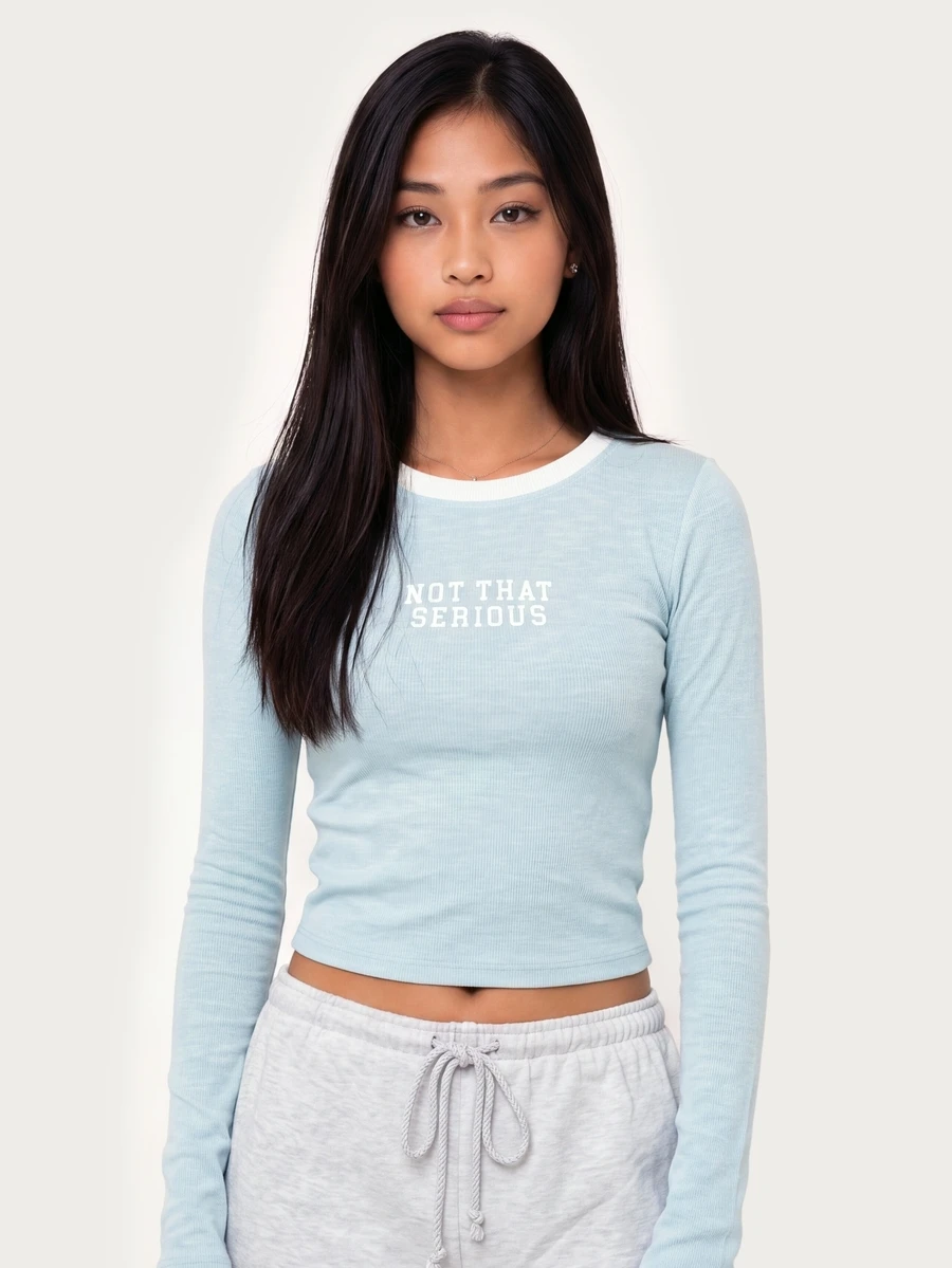MISSGUIDED TEEN 羅紋針織長袖短版上衣,對比色圓領與胸前標語印花,修身休閒風,適合春季 - 彩色 - 查看 1