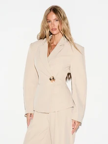 KIZN Blazer Model Wrap Terstruktur dengan Gesper Emas, Kerah Lapel, Bahu Tegas, Siluet Pas Badan, Cocok untuk Acara Kantor dan Pesta. - Khaki - View 1