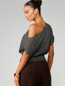 MISSGUIDED Off Shoulder Asymmetric Draped Crop Top With Short Sleeves And Ruched Waist Detail For Date Night And Holiday Parties - Dark Grey - View 2