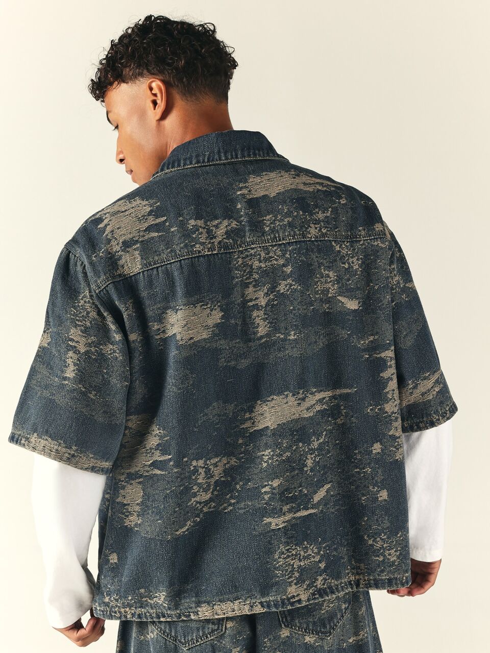 Top boxy de manga corta con cuello de media cremallera, bolsillo en el pecho y estampado abstracto AOP con efecto desgastado vintage en denim lavado