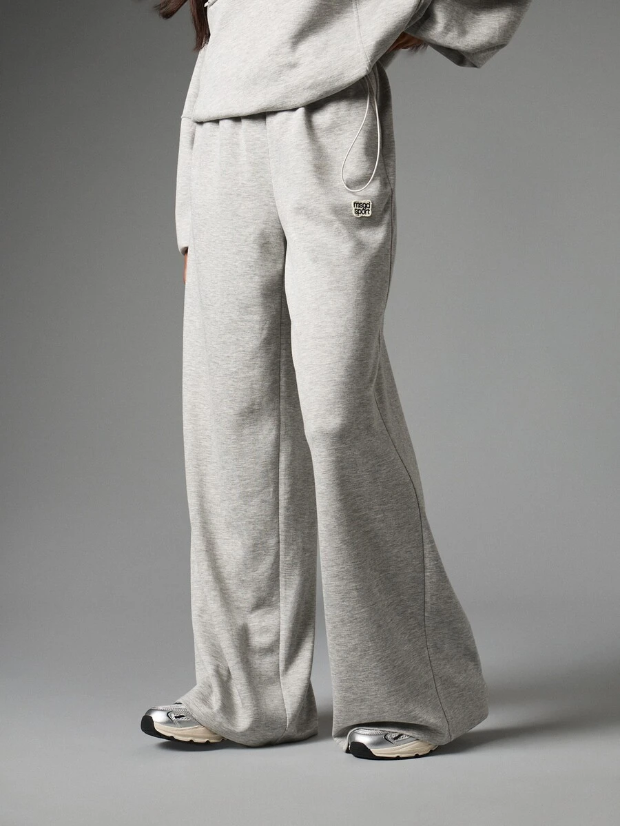 MISSGUIDED Celana Sweat Fleece Kaki Lebar dengan Pinggang Tinggi Bertali Serut, Saku Tempel, dan Detail Lencana Logo, Panjang Penuh - Light Grey - View 1