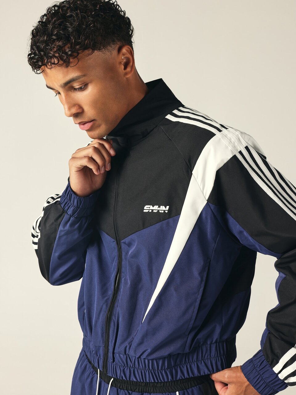 Jaqueta Corta-Vento Retrô com Blocos de Cor, Fechamento com Zíper, Detalhe de Listras, Bainha e Punhos Elásticos, Estilo Streetwear