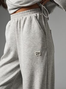 MISSGUIDED Celana Sweat Fleece Kaki Lebar dengan Pinggang Tinggi Bertali Serut, Saku Tempel, dan Detail Lencana Logo, Panjang Penuh - Light Grey - View 5