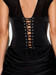 KIZN Gaun Mini Korset Ilusi Jala dengan Detail Tali di Bagian Belakang, Rok Satin Berkerut, Lengan Pendek, Cocok untuk Pesta Malam Hari - Hitam - View 6