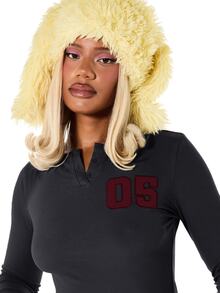 SUMWON WOMEN Top corto de manga larga acanalado con cuello Henley, detalle de parche con número universitario y botones en el cuello para otoño e invierno - Gris - Ver 5