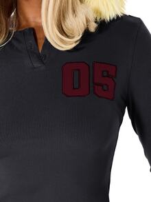 SUMWON WOMEN Top corto de manga larga acanalado con cuello Henley, detalle de parche con número universitario y botones en el cuello para otoño e invierno - Gris - Ver 2
