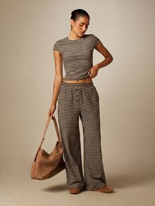 MISSGUIDED 短袖條紋上衣搭配寬腿條紋長褲，鬆緊腰頭與前開鈕扣設計，休閒喇叭版型 - 咖啡棕 - 查看 1