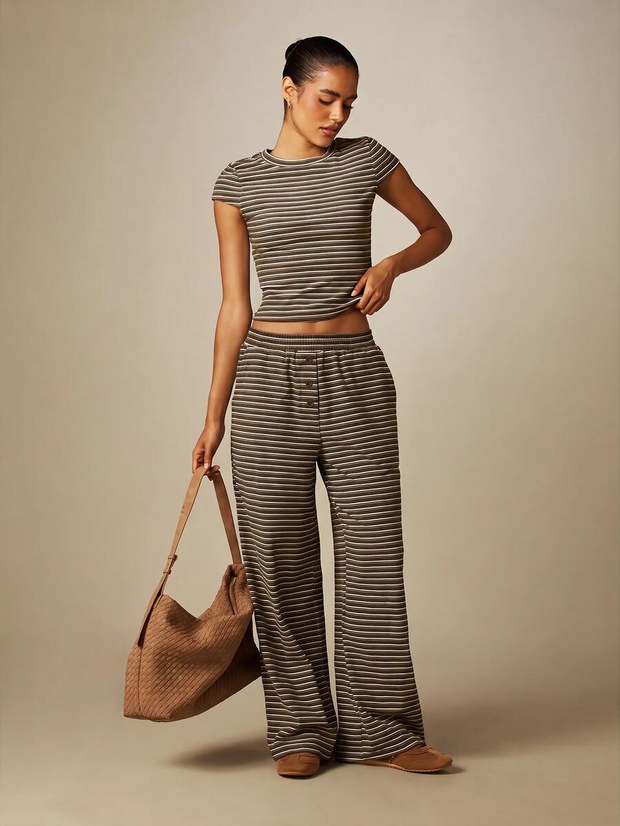 MISSGUIDED 短袖條紋上衣搭配寬腿條紋長褲,鬆緊腰頭與前開鈕扣設計,休閒喇叭版型 - 咖啡棕 - 查看 1