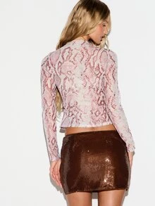 KIZN Crop top ketat lengan panjang berkerah tinggi motif ular dengan pola sisik ular piton di seluruh permukaan, sempurna untuk pesta malam hari. - Burgundy - View 2