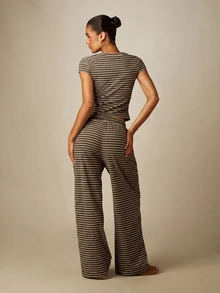 MISSGUIDED 短袖條紋上衣搭配寬腿條紋長褲，鬆緊腰頭與前開鈕扣設計，休閒喇叭版型 - 咖啡棕 - 查看 2