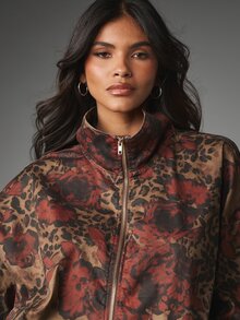 MISSGUIDED Jaket Denim Motif Leopard Bunga Ukuran Besar dengan Kerah Tegak, Resleting Penuh, dan Aksesori Emas, Panjang Hingga Pinggul, Pakaian Luar Musim Gugur/Musim Dingin - MultiWarna - View 6