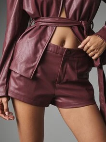 MISSGUIDED Celana Pendek Mini Kulit Imitasi Berpinggang Tinggi dengan Kancing dan Kantong Samping, Cocok untuk Acara Musim Gugur dan Musim Dingin (Pesta) - Burgundy - View 2