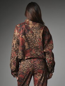 MISSGUIDED Jaket Denim Motif Leopard Bunga Ukuran Besar dengan Kerah Tegak, Resleting Penuh, dan Aksesori Emas, Panjang Hingga Pinggul, Pakaian Luar Musim Gugur/Musim Dingin - MultiWarna - View 2