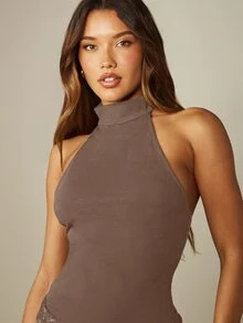 MISSGUIDED 掛脖蕾絲飾邊上衣，不對稱下擺與露背設計，春夏派對夜生活上衣 - 棕色 - 查看 5