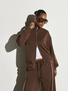 KSTM Sweatshirt crop oversized dengan resleting penuh, detail piping kontras, dan penutup leher resleting perak, cocok untuk pakaian kasual sehari-hari. - Coklat - View 3