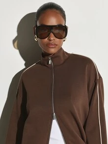KSTM Sweatshirt crop oversized dengan resleting penuh, detail piping kontras, dan penutup leher resleting perak, cocok untuk pakaian kasual sehari-hari. - Coklat - View 4