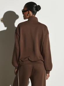 KSTM Sweatshirt crop oversized dengan resleting penuh, detail piping kontras, dan penutup leher resleting perak, cocok untuk pakaian kasual sehari-hari. - Coklat - View 5