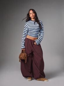 MISSGUIDED Atasan Crop Lengan Panjang Bergaris dengan Kerah Bulat Bergaris Warna Biru Tua dan Detail Logo untuk Musim Semi dan Musim Panas - MultiWarna - View 5