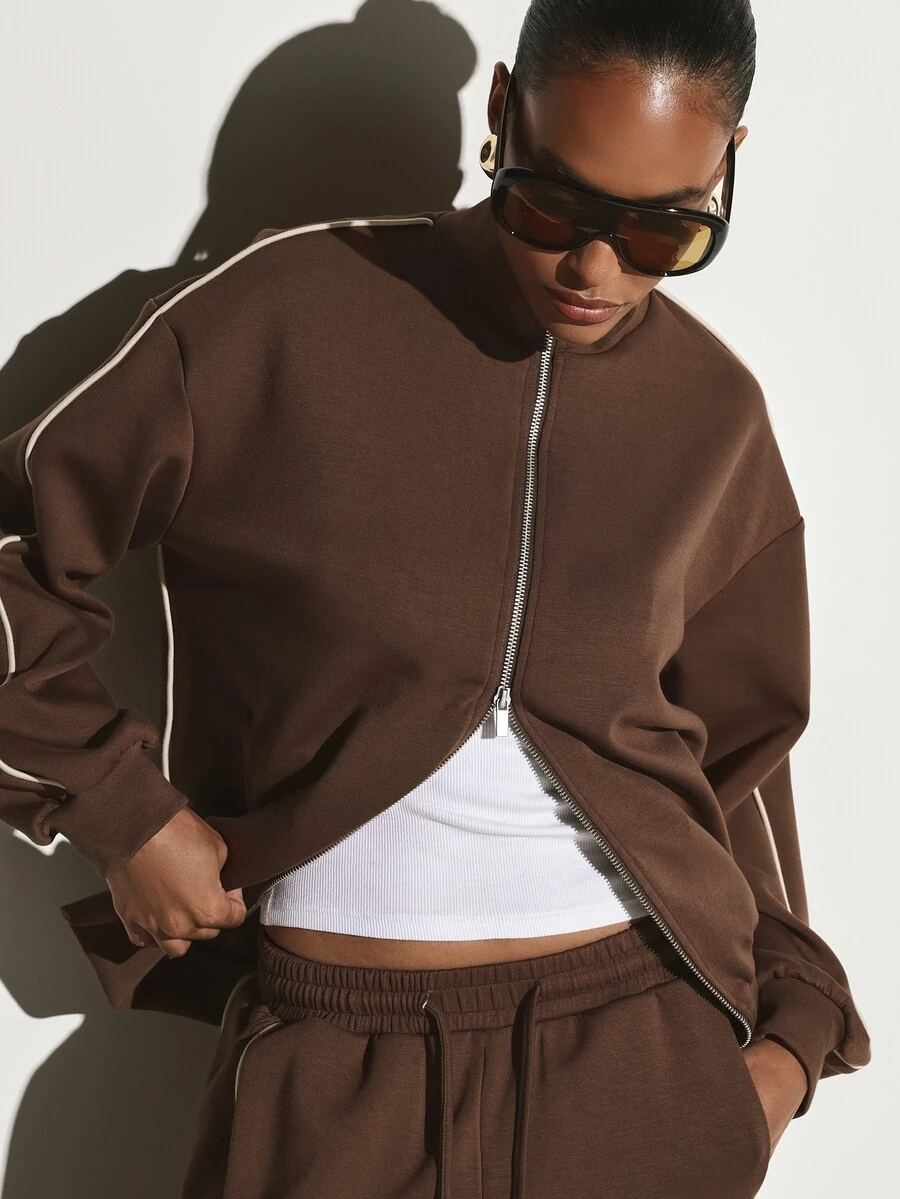 KSTM Sweatshirt crop oversized dengan resleting penuh, detail piping kontras, dan penutup leher resleting perak, cocok untuk pakaian kasual sehari-hari. - Coklat - View 1