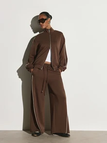 KSTM Sweatshirt crop oversized dengan resleting penuh, detail piping kontras, dan penutup leher resleting perak, cocok untuk pakaian kasual sehari-hari. - Coklat - View 2