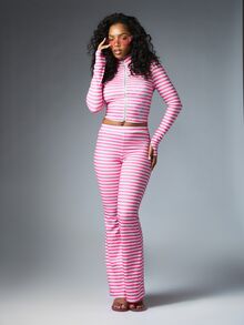 BABYPHAT بنطلون عالي الخصر بقصة واسعة من الأسفل بخطوط أفقية باللون الوردي الجريء والأبيض مع تفاصيل الشعار مثالي لمهرجانات الصيف وإطلالات متناسقة - وردي - مشاهدة 4