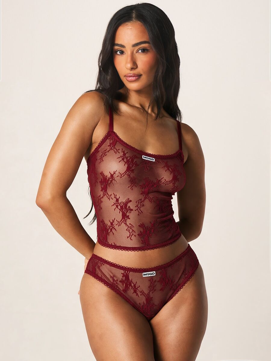 MISSGUIDED 花卉網紗蕾絲透視吊帶上衣,波浪飾邊,可調節肩帶,附內褲套裝與 Logo 細節 - 酒紅色 - 查看 1