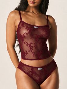 MISSGUIDED 花卉網紗蕾絲透視吊帶上衣，波浪飾邊，可調節肩帶，附內褲套裝與 Logo 細節 - 酒紅色 - 查看 5