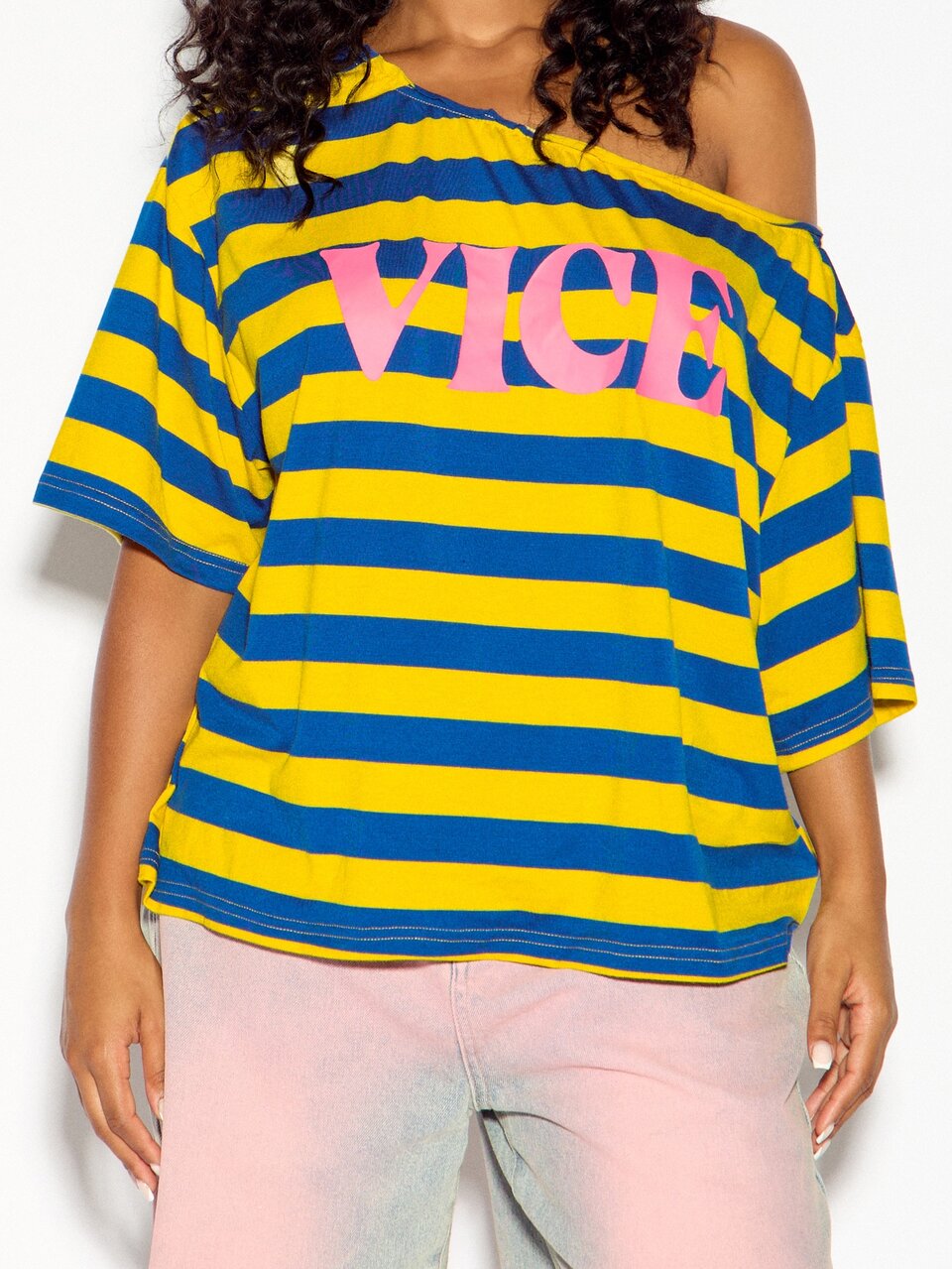 SUMWON WOMEN Camiseta de manga corta holgada con hombros descubiertos, a rayas y estampado gráfico con texto en negrita en el pecho, top casual de verano
