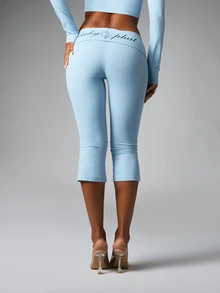 BABYPHAT بنطلون كابري قصير بخصر منخفض من قماش محبوك مطاطي مع تفاصيل خطوط عمودية وشريط خصر بشعار - الأزرق - مشاهدة 5