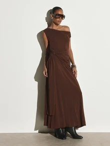 KSTM Gaun Maxi Asimetris Satu Bahu dengan Detail Simpul dan Kerutan di Pinggang, Lengan Pendek, Siluet A-Line yang Mengalir - Coffee Brown - View 1