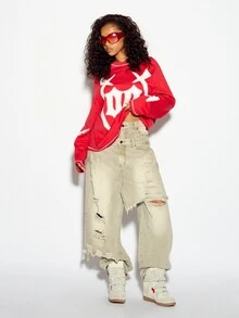 SUMWON WOMEN Atasan Crop Oversized Lengan Panjang Kerah Bulat dengan Cetakan Grafiti Logo Gothic yang Berani dan Detail Jahitan Kontras untuk Gaya Jalanan Musim Gugur dan Musim Dingin - Merah - View 3