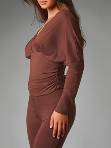 MISSGUIDED Setelan Atasan Lengan Panjang Model Batwing dengan Potongan Dalam dan Legging Pendek dengan Detail Pinggang Berkerut - Chocolate Brown - View 3