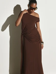 KSTM Gaun Maxi Asimetris Satu Bahu dengan Detail Simpul dan Kerutan di Pinggang, Lengan Pendek, Siluet A-Line yang Mengalir - Coffee Brown - View 3