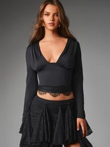 MISSGUIDED Crop top lengan panjang berpotongan V-neck dalam dengan detail renda di bagian bawah, pas badan, elastis, dan bergaya untuk pesta malam hari. - Hitam - View 1