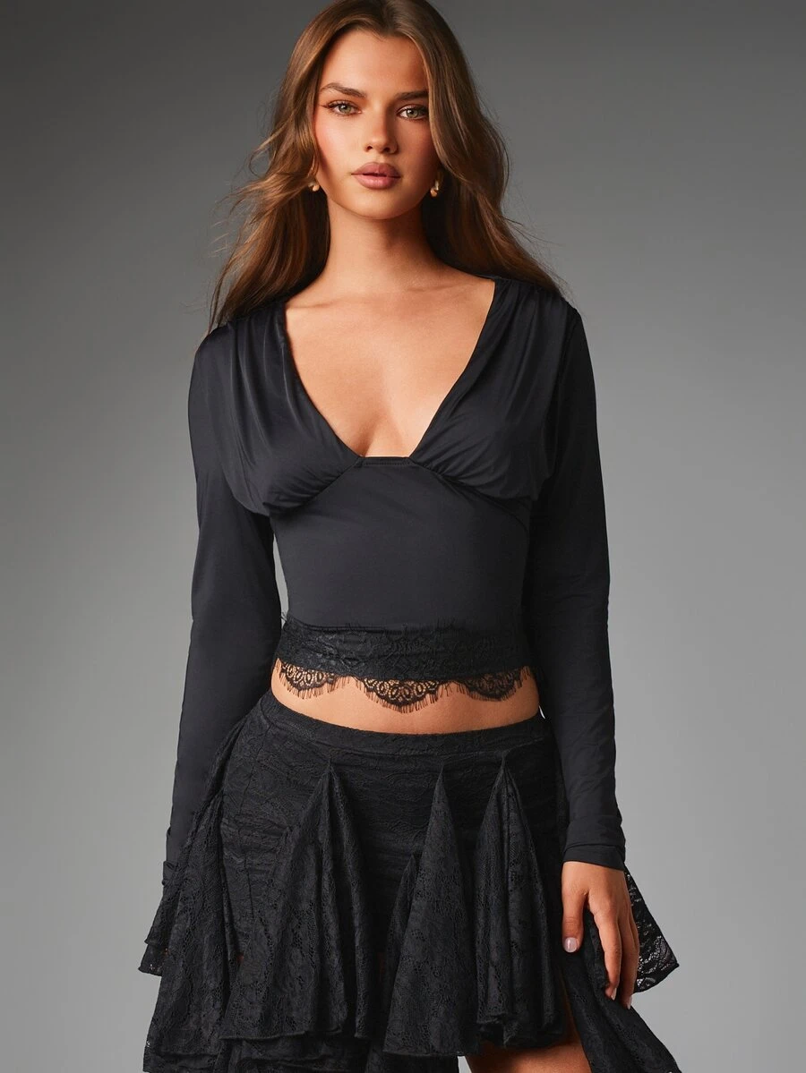 MISSGUIDED Crop top lengan panjang berpotongan V-neck dalam dengan detail renda di bagian bawah, pas badan, elastis, dan bergaya untuk pesta malam hari. - Hitam - View 1
