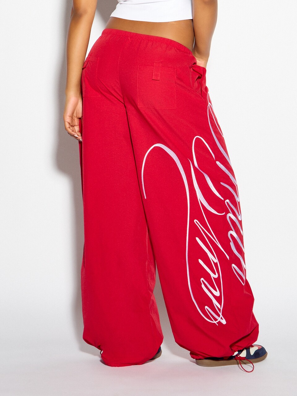 SUMWON WOMEN Pantalon décontracté à jambes larges et coupe ample avec imprimé script cursif sur la jambe, taille basse à cordon de serrage, chevilles élastiques, style de rue d'été