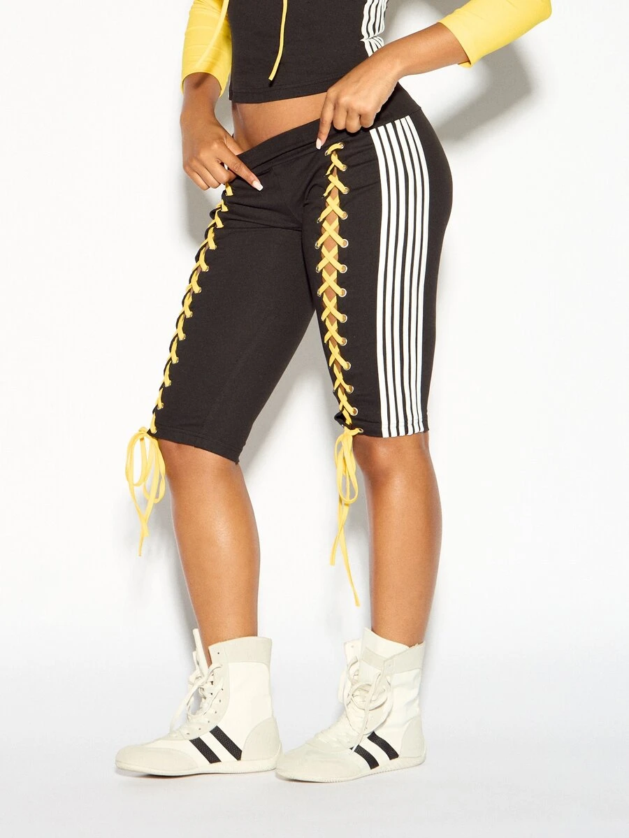 SUMWON WOMEN Celana Pendek Sepeda Model Biker dengan Detail Tali Samping, Lubang Tali Logam, dan Trim Garis Putih di Sisi, Panjang Selutut - Hitam - View 1
