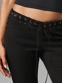 MISSGUIDED Celana Capri Pendek Berpinggang Rendah dengan Detail Tali Pengikat Lubang Logam di Pinggang, Potongan Ketat, Panjang di Bawah Lutut, Gaya Kasual Elastis - Hitam - View 3