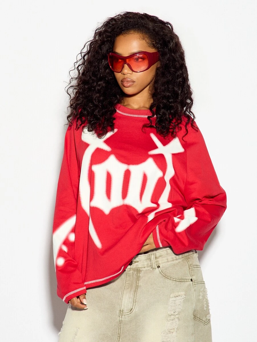 SUMWON WOMEN Atasan Crop Oversized Lengan Panjang Kerah Bulat dengan Cetakan Grafiti Logo Gothic yang Berani dan Detail Jahitan Kontras untuk Gaya Jalanan Musim Gugur dan Musim Dingin - Merah - View 1