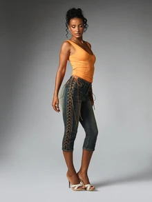 BABYPHAT Celana Jeans Capri Skinny Potongan Pendek Pinggang Rendah dengan Detail Tali Samping, Lubang Tali Logam, dan Logo Bordir di Saku Belakang, Denim untuk Festival Musim Panas - Light Wash - View 3