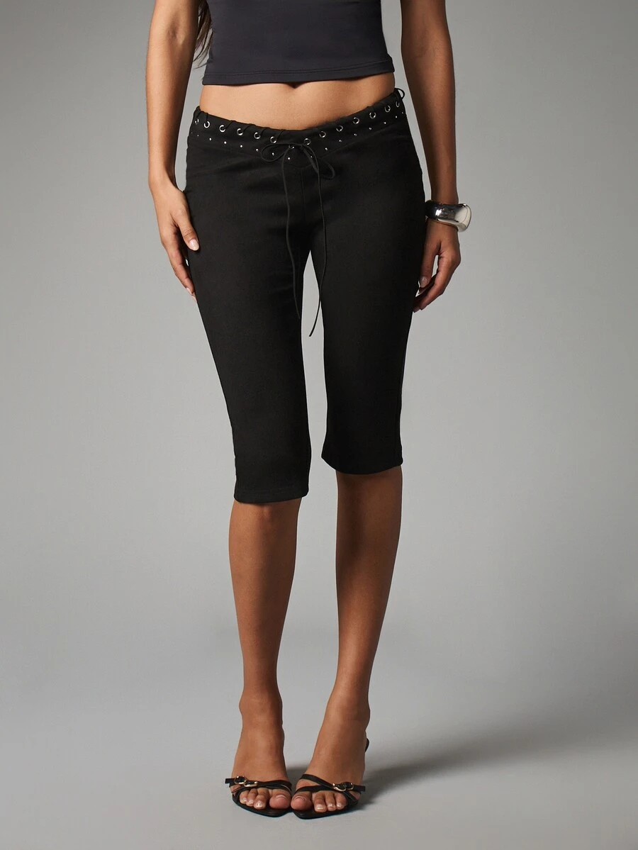 MISSGUIDED Celana Capri Pendek Berpinggang Rendah dengan Detail Tali Pengikat Lubang Logam di Pinggang, Potongan Ketat, Panjang di Bawah Lutut, Gaya Kasual Elastis - Hitam - View 1