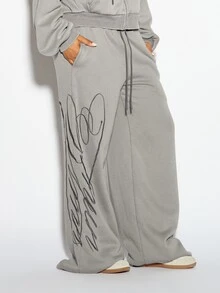 SUMWON WOMEN Celana Jogging Longgar Ukuran Besar dengan Bordir Sayap Hati Tulisan Kaligrafi pada Kaki, Motif Cetak, Tali Serut, Pinggang Elastis, Saku Samping, Celana Santai Kasual - Grey - View 1