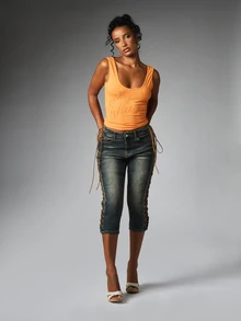 BABYPHAT Celana Jeans Capri Skinny Potongan Pendek Pinggang Rendah dengan Detail Tali Samping, Lubang Tali Logam, dan Logo Bordir di Saku Belakang, Denim untuk Festival Musim Panas - Light Wash - View 5