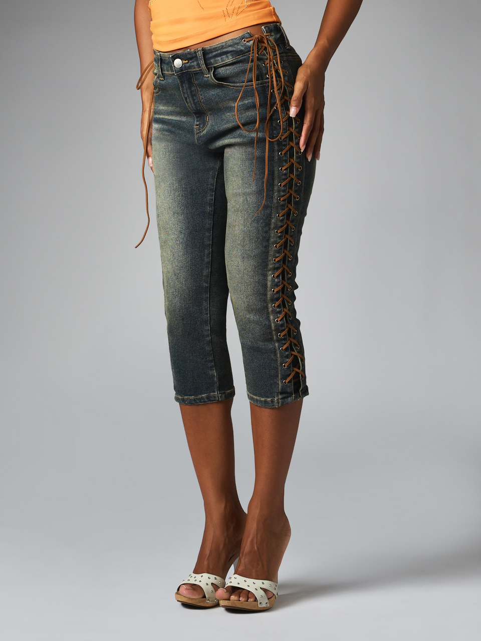 BABYPHAT Tief sitzende gekürzte Skinny Capri Jeans mit seitlichem Schnürdetail, Metallösen und besticktem Logo auf der Gesäßtasche, Sommer Festival Denim