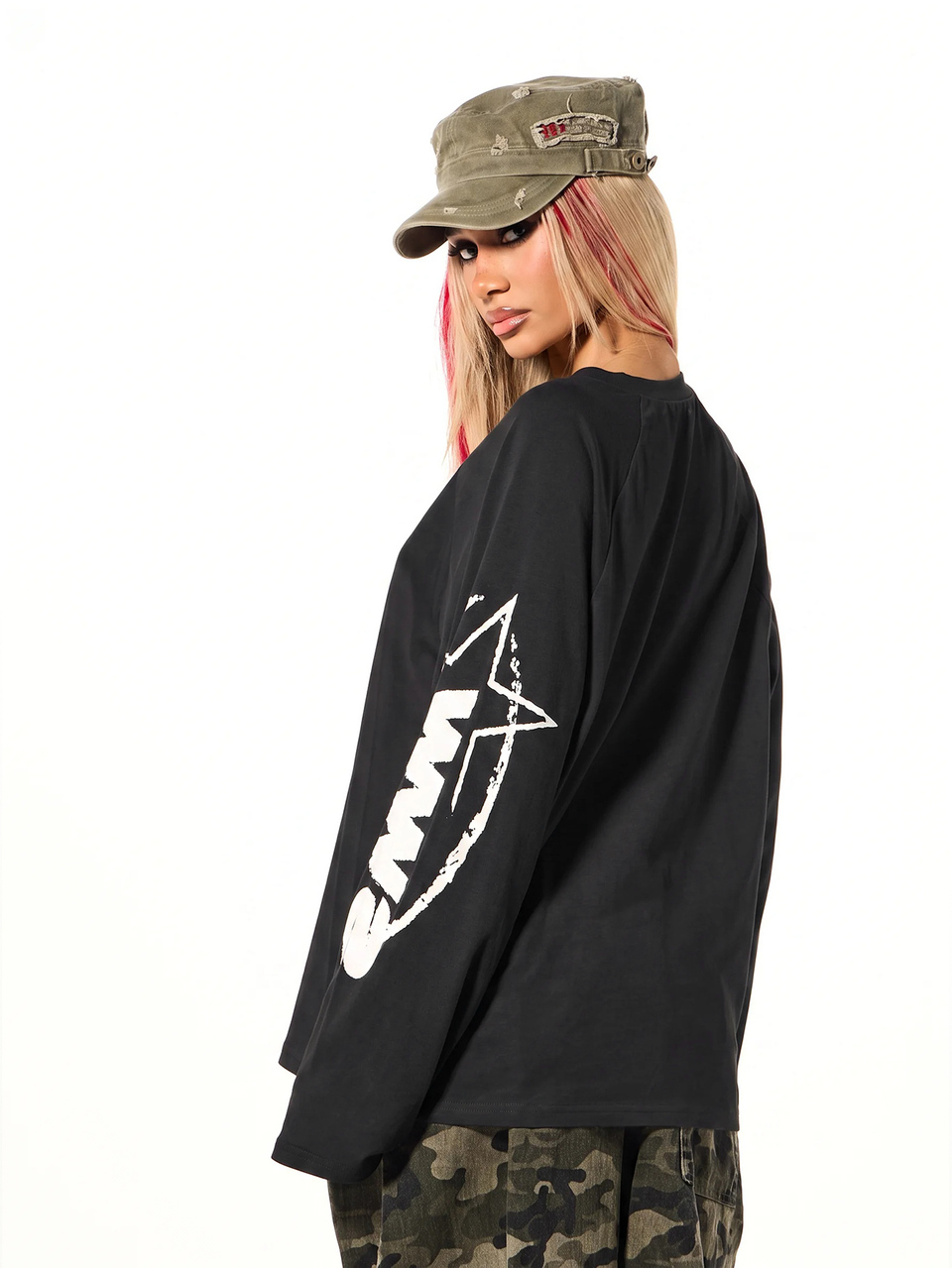 SUMWON WOMEN Oversized Long Sleeve Raglan Top With Graffiti Sleeve Print Star Graphic Crew Neck Relaxed Fit Drop Shoulder Casual Street Style Top