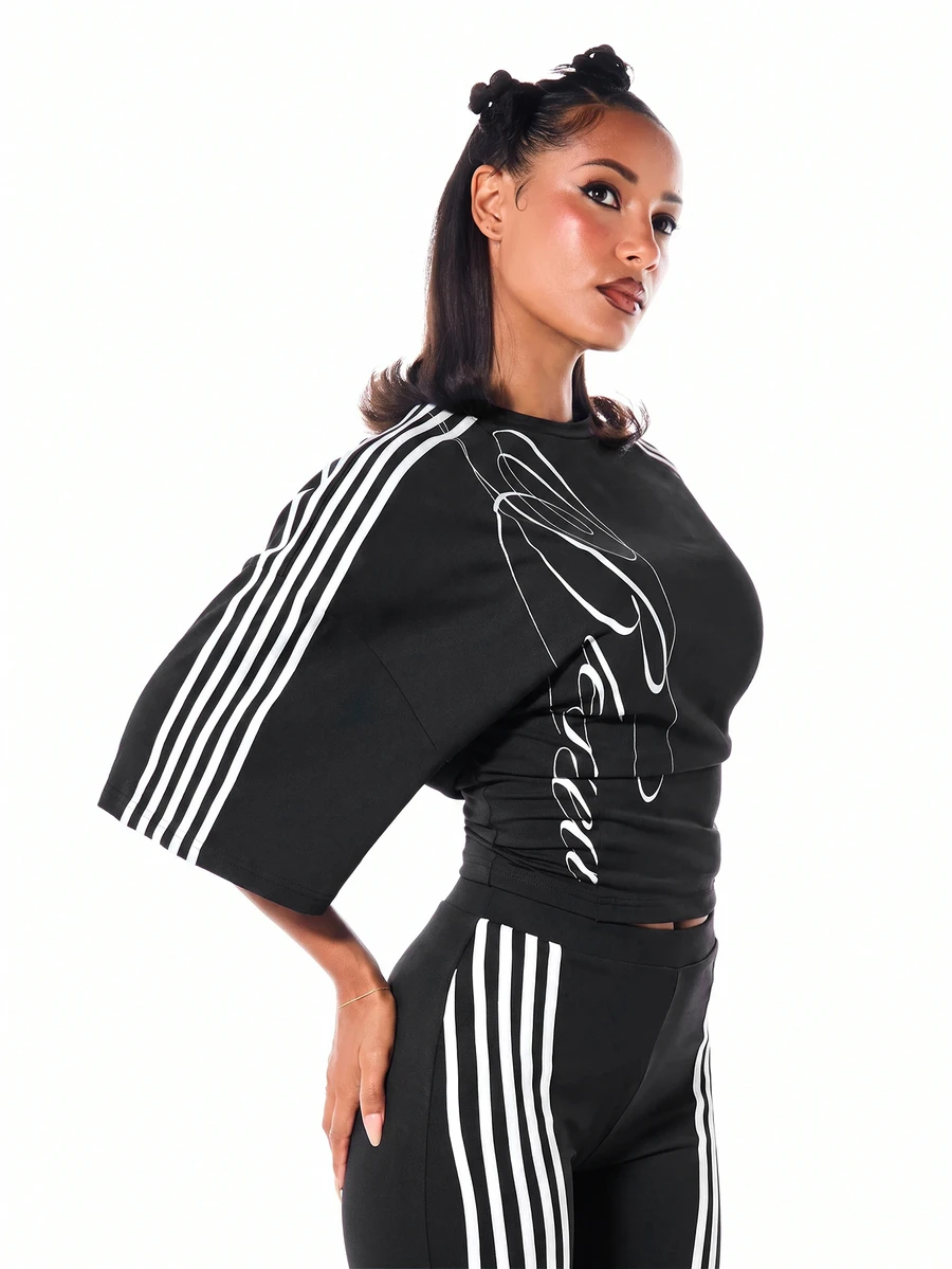 SUMWON WOMEN Oversized Crop Top With Vertical Stripe Sleeves And Script Graphic Print Round Neck Half Sleeve Boxy Fit - Black - View 1