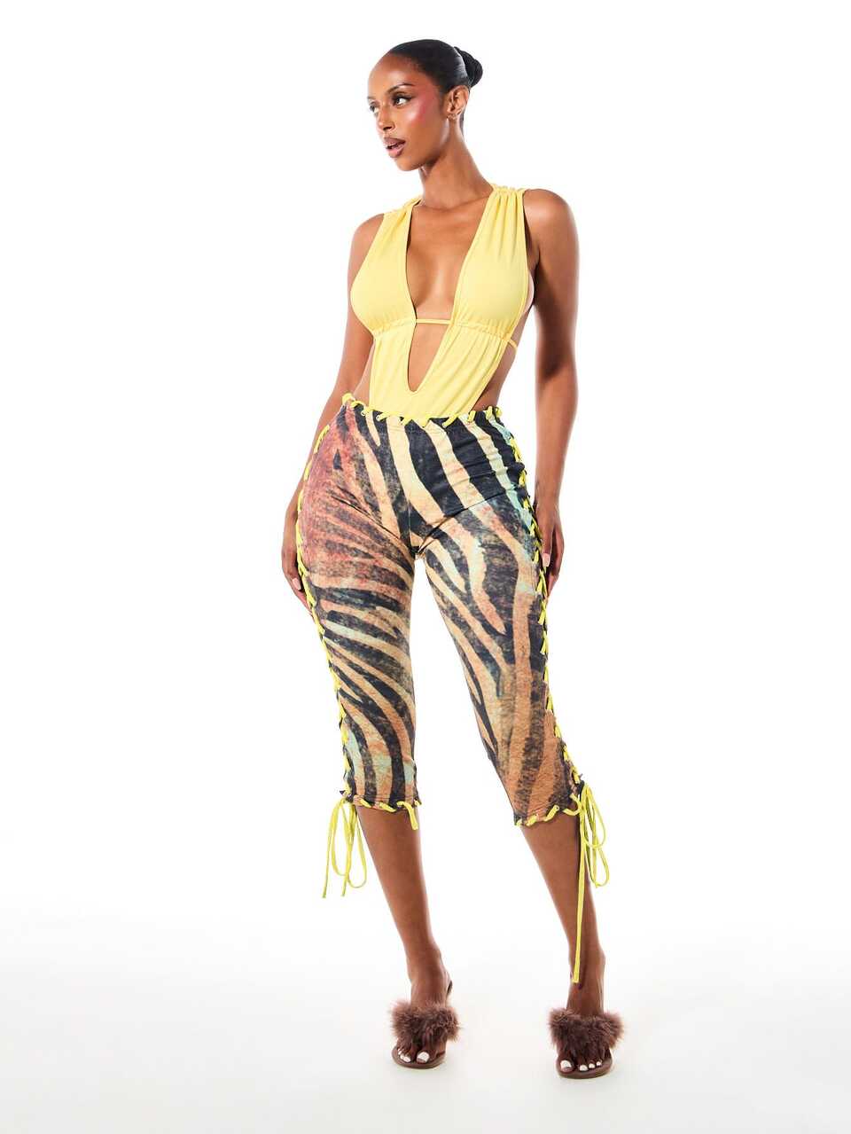 SUMWON WOMEN Tiger-Muster Capri-Leggings mit neongelbem Schnürdetail an der Seite und gekürzter Länge, Sommer-Festival-Hose